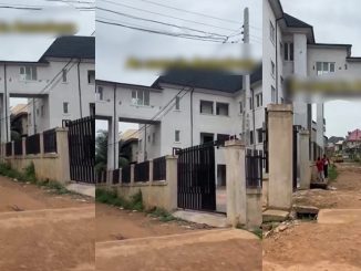 "Imagine house way geh over head bridge" – Man sh0cked after spotting a narrow passage connecting two buildings in Anambra (VIDEO)