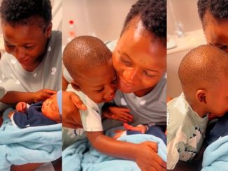 Little boy mǝlt hearts after meeting his baby sibling for the first time (VIDEO)