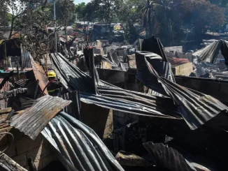 Fire kills 1, displaces 200 in Philippine capital