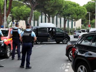 Security Beefed Up As Explosion Outside French Synagogue Injures Police Officer