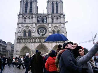 Tourists return to post-Olympic Paris for holiday magic