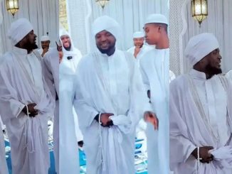 Peller spotted at mosque amid intense online backlash