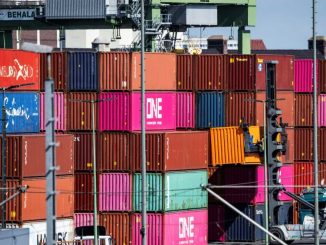 EU threatens to target US cars, planes if Trump tariff talks fail